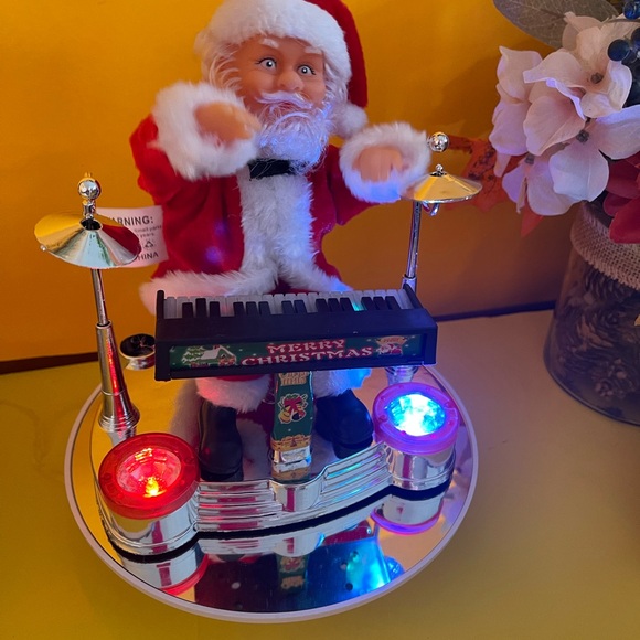 Santa playing Christmas music battery operated (AA ) not included - Picture 9 of 10